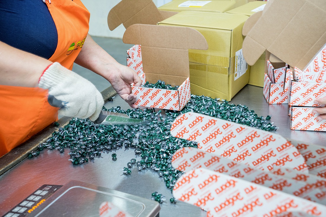 маркировка на упаковке товаров. фасовка и маркировка продукции. фасовка и упаковка. упаковщик комплектовщик. стикеровка.